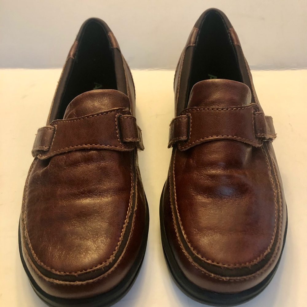 Apex Brown Shoes, Size 6.5W, Excellent preowned condition, Like New
